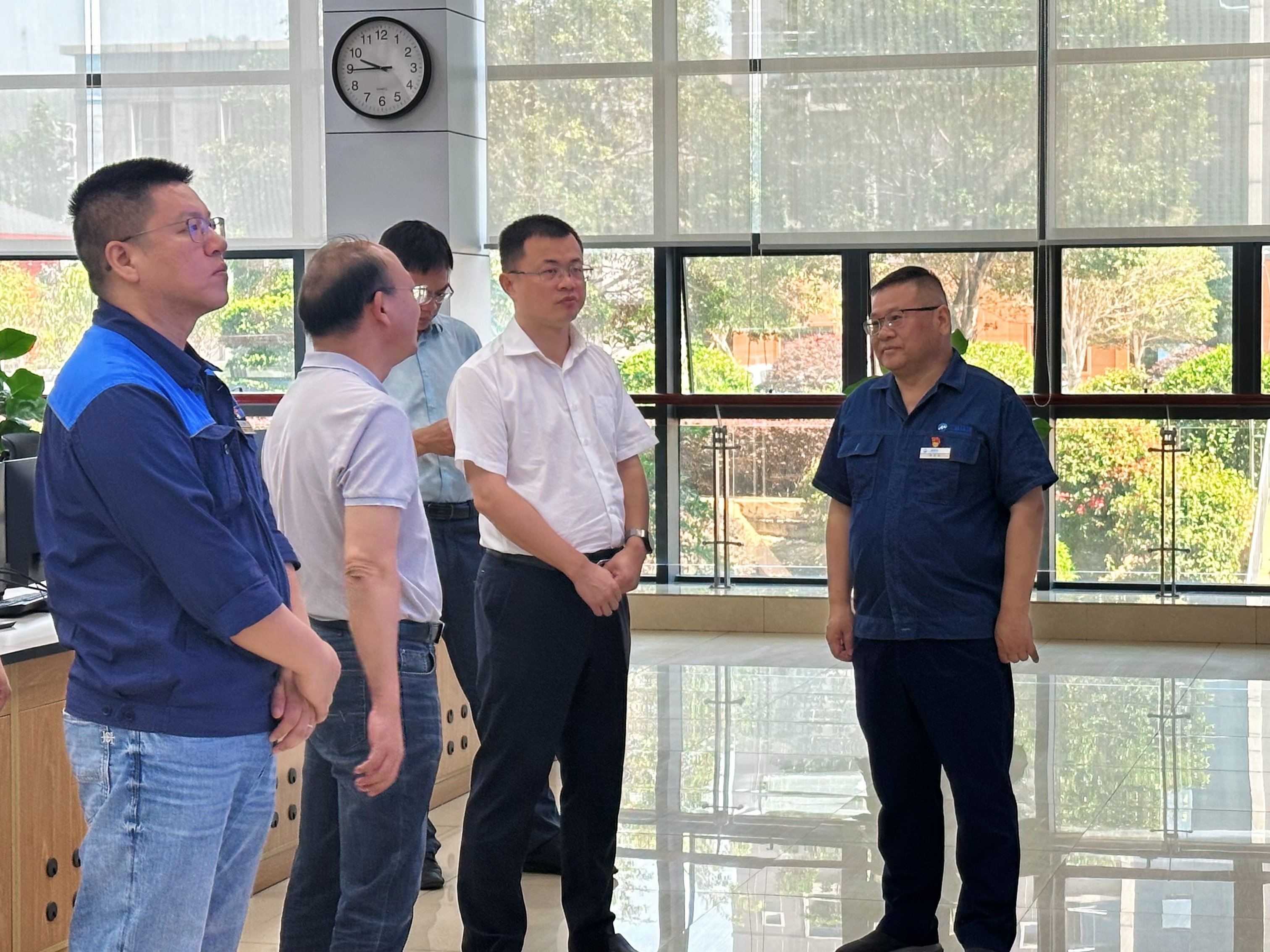 南宁市兴宁区委书记高鑫一行到南宁三峰公司调研指导工作.jpg
